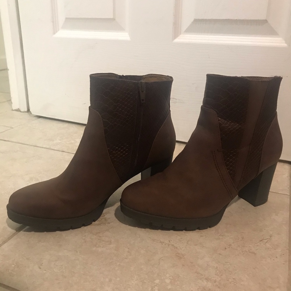 Women’s Natural S boots size us 8M